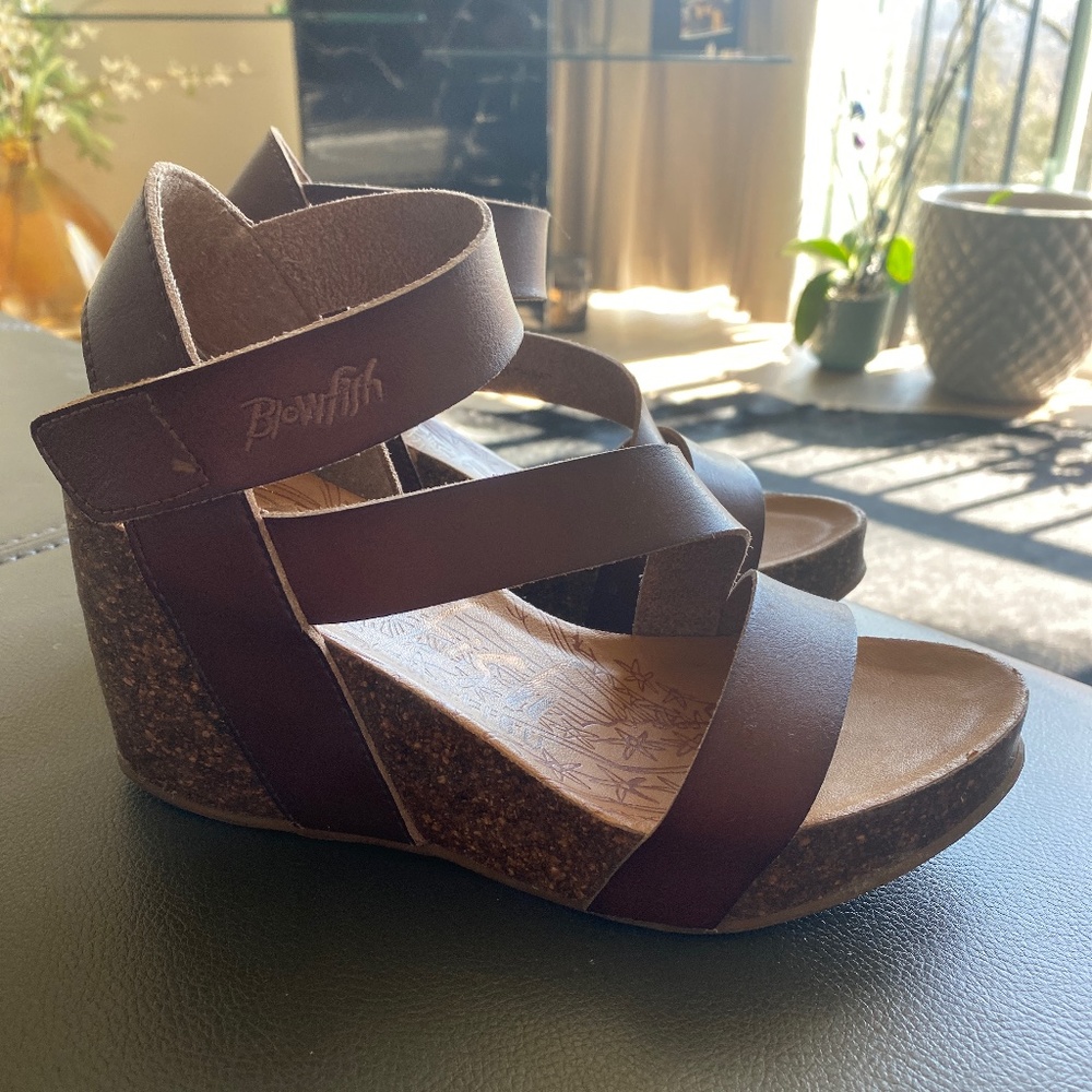 Blow fish wedge sandal